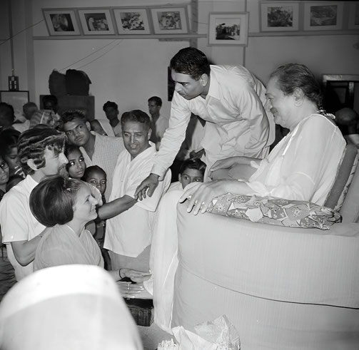   Guruprasad, Poona :  Peter & Helen ( Morton ) Rowan in front of Baba with Eruch Jessawala talking to them. Courtesy of the Sriramamoorthy Collection @ AMBCCPT, INDIA 