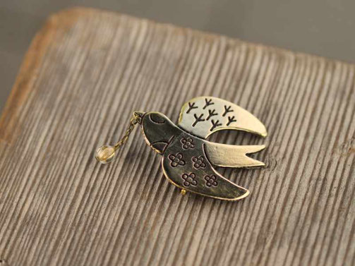 真鍮で製作されたブローチです。世界を旅するツバメさん SwallowBrooch 幸せな王子Happy Prince