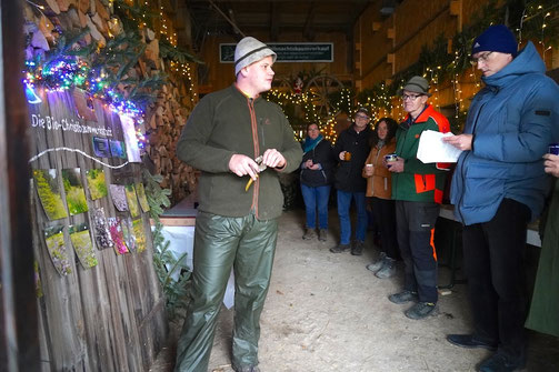 Leon Kienzle erklärt an einer weihnachtlich geschmückten Bilderwand die Facetten seines Nebenerwerbsbetriebs.