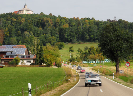 Unterwegs im Donauries mit Schloss Baldern im Hintergrund