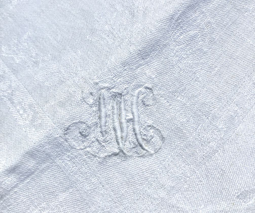 Aussteuer-Serviette mit eingesticktem Monogramm