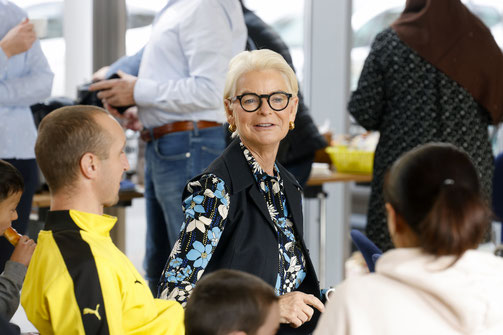 Ann-Kathrin Linsenhoff mit Diesterweg-Eltern der 5. Generation am Akademietag Musik im ostpol. (Bildrechte: Bernd Georg / bso)