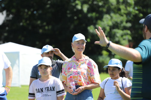 Wichtiges "Teammitglied": Ann Katrin Linsenhoff zu Besuch beim Diesterweg-Stipendium Offenbach im Juli 2022. Bild: Die Bürgerstiftung Offenbach / Miriam Ott mioMEDIEN