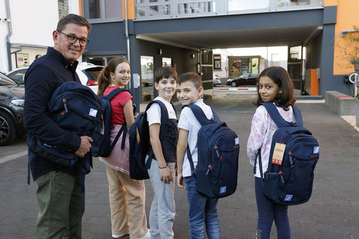 Arnd Hinrich Kappe, Geschäftsführer der Messe Offenbach, mit Stipendiat:innen und ihren Diesterweg-Rucksäcken. (Bildrechte: Bernd Georg / bso)