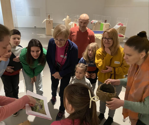 Bildung zum Mitmachen gemeinsam erleben: Diesterweg-Familien im Deutschen Ledermuseum. (Bildrechte: Die Bürgerstiftung Offenbach)