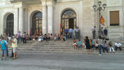 Frosinone. Lavoratori attendono l'esito dell'incontro a  Palazzo Gramsci (foto FrosinoneWeb)