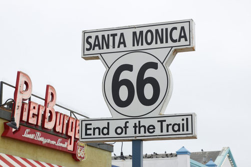 Schild am Ende der Route 66 auf dem Santa Monica Pier, Los Angeles