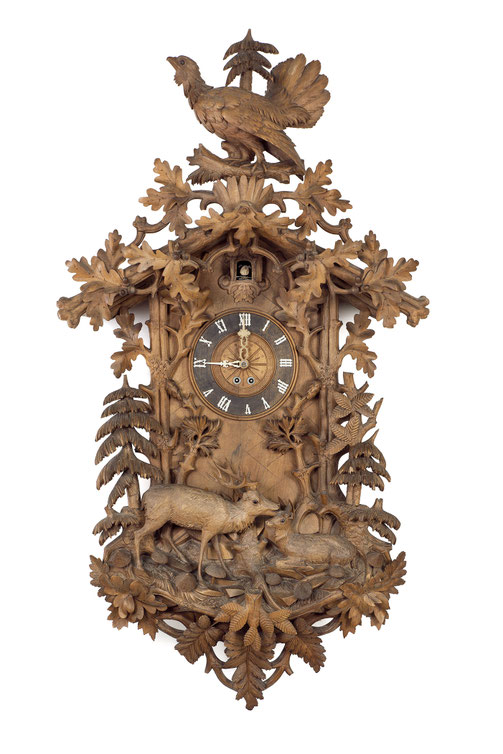 sehr große Schwarzwälder Kuckucksuhr mit Reh, Hirsch und Auerhan in einer Waldlandschaft mit Pilzen und Unterholz. Reich und fein geschnitz aus Nussbaum. 