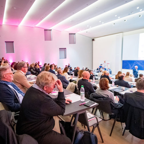 voll-besetztes-plenum-in-der-Frankfurt-School-of-Finance-&-Management-zum-tag-der-rivatmedizin-2025
