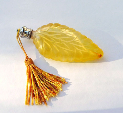 PETIT FLACON DE SAC EN VERRE TEINTE JAUNE, PATINE. AVEC FLOCHE