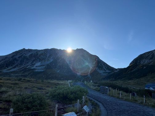 9月24日快晴、早朝御山越しにご来光を仰ぐ