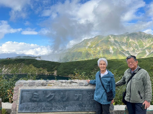 室堂平に到着後、みくりが池入口にて記念撮影