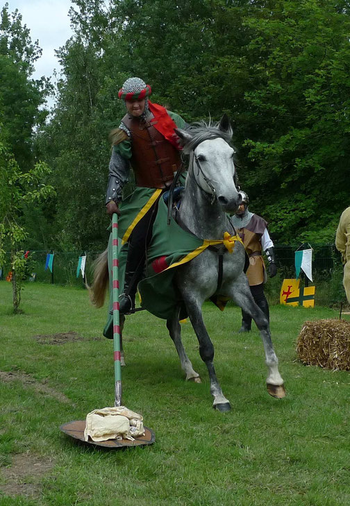 Toujours avec sa lance et au galop le cavalier doit s'emparer du foulard déposé à terre