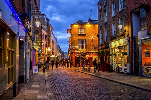 https://lonelyplanetimages.imgix.net/mastheads/stock-photo-temple-bar-district-in-dublin-at-night-100904953%20.jpg?sharp=10&vib=20&w=1200