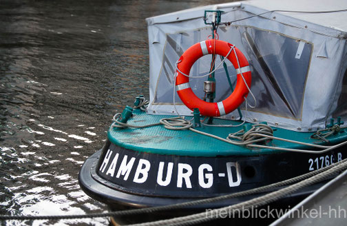 Hafen Elbe Hamburg Schiff Plane Rettungsring Tau Seil Schlepper Anleger