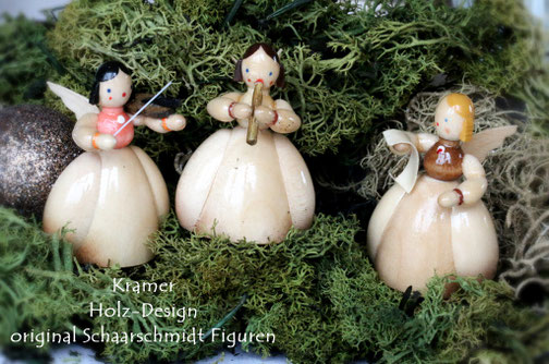 Handgeschnitzte Scharschmidt-Engel aus dem Erzgebirge mit Musikinstrumenten in natürlicher Moosdekoration