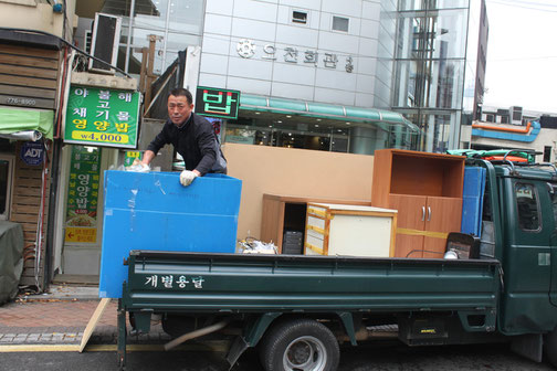 ↑ 1tトラック、楽しい引越し屋さん