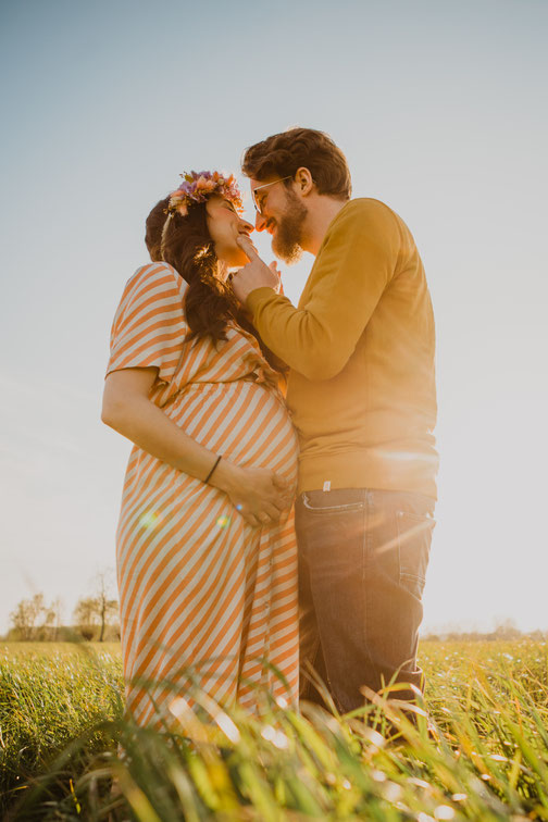 Koppel verliefd liefde fotosessie fotograaf portret lente bloesem Limburg