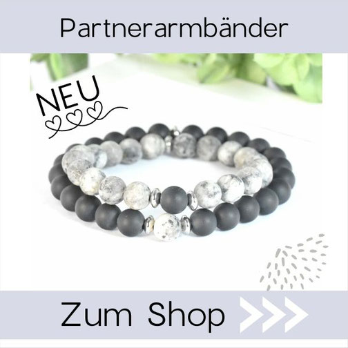 Foto zeigt ein  Partnerarmband aus Edelsteinen