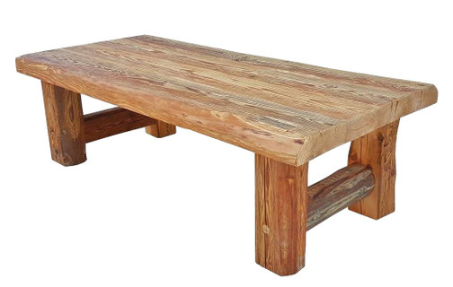 Markanter Couchtisch „Runenfels“ aus handbehauenen Nadelholzbalken mit rustikalem Gestell.