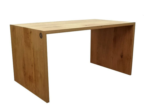 Eleganter „Kuppelburg“ Tablett-Couchtisch mit natürlicher Baumkante, aus Eichenholz gefertigt.