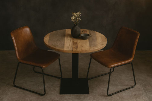 Bistrotisch BT3 aus massiver Altholzeiche mit runder Platte und schwarzem Stahlfuß im Industrial Design
