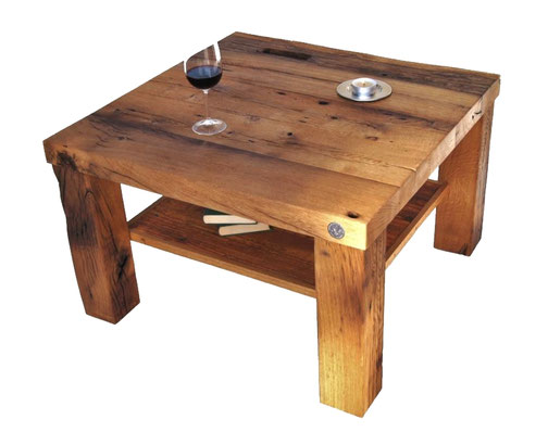„Dämmerfels“ Couchtisch aus antikem Eichenholz mit moderner, geradliniger Form.