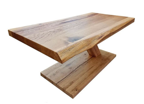 Filigraner Couchtisch „Drei Gleichen“ mit Baumkante und modernem Mittelsäulengestell.