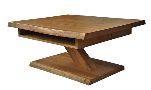 Naturholz-Couchtisch „Hanstein“ – Wildeiche mit einzigartigem Baumkanten-Design.