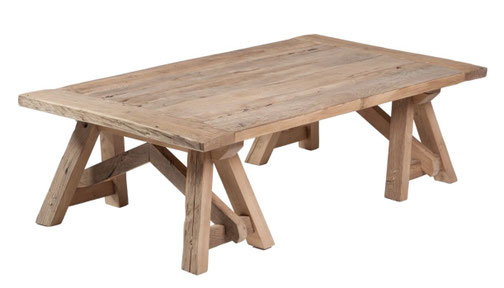 Rustikaler Couchtisch „Drachenfeste“ aus recyceltem Altholz mit antiken Bockgestellen.