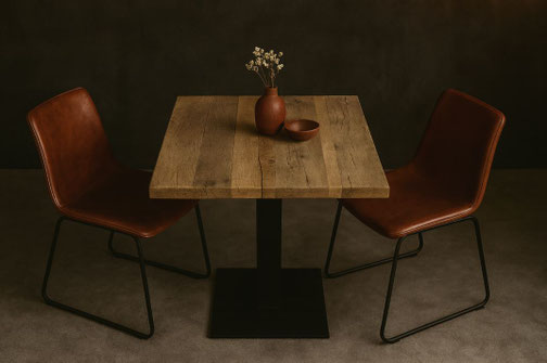 Bistrotisch BT4 aus quadratischer Altholzplatte in Eiche mit schwarzem Stahlfuß im Industrial Design