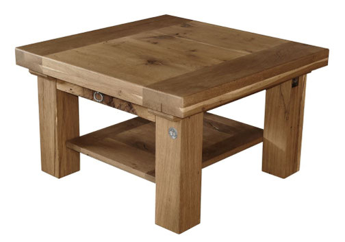 „Goldacker“ Couchtisch – Quadratische Tischplatte aus antiker Eiche mit Querbohlen und Ablageboden.