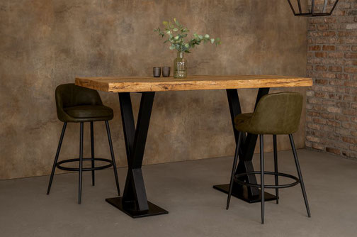 Stehtisch ST15 aus massiver Altholzeiche mit V-förmigem Stahlgestell im modernen Industrial Design