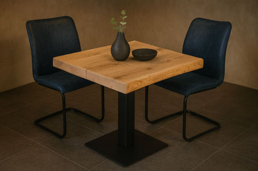 Bistrotisch BT12 mit quadratischer Eichenplatte und natürlicher Baumkante auf schwarzem Stahlfuß im modernen Industrial Design