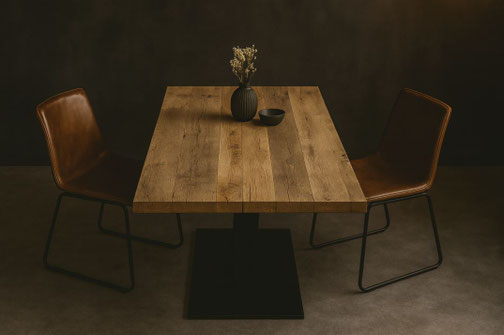 Bistrotisch BT5 aus massiver Altholzeiche mit rechteckiger Platte und schwarzem Stahlfuß für bis zu 6 Personen im Industrial Design