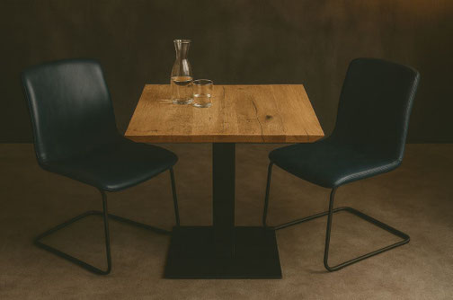 Bistrotisch BT7 mit quadratischer Eichenplatte und Schweizer Kante auf schwarzem Stahlfuß im Industrial Design