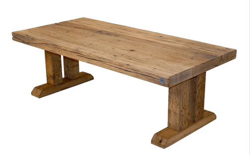 Der Couchtisch Heldburg – robustes Antikholz mit einzigartiger Patina.