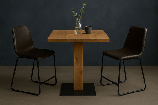 Bistrotisch BT2 aus massiver Eiche mit zentralem Holzfuß und schwarzer Bodenplatte im modernen Design