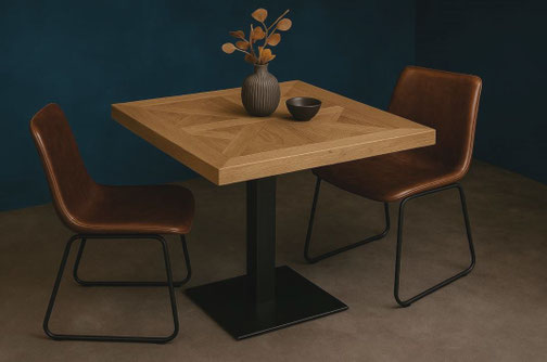 Bistrotisch BT11 mit quadratischer Eichenplatte und Kreuzintarsie auf schwarzem Stahlfuß im modernen Industrial Design