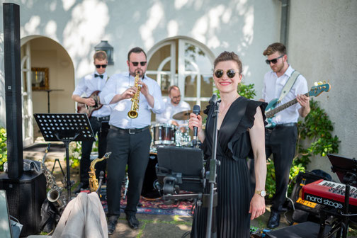 musikalische Untermalung des Sektempfangs mit Saxophon