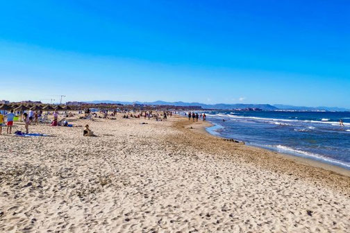 Der kilometerlange Stadtstrand Valencias