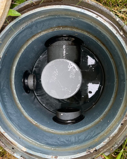 小松市の戸建てで、汚れを除去して排水の流れを安定させた汚水桝の清掃後の状態