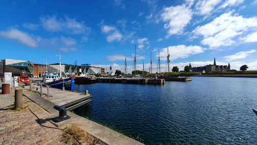 Historische Schiffe vor dem Schifffahrtsmuseum in Helsngør.