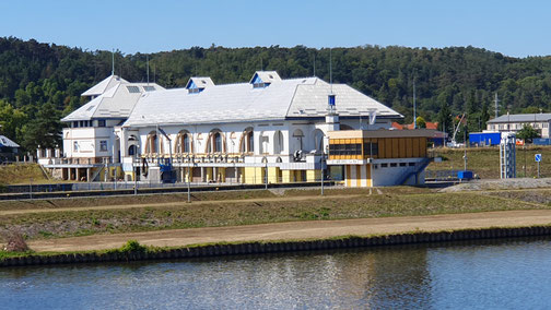 Ein wohl neues Restaurant am anderen Ufer...