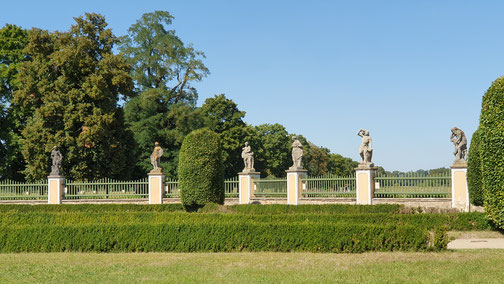 Viele Statuen schützen das Schloss...