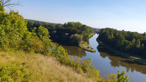 Von rechts kommt der Moldaukanal, von links die Elbe...