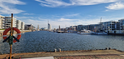 Im Hntergrund das Hotel Atlantic Sail City Bremerhaven