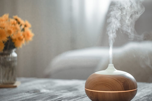 Picture mist from an ultrasonis diffuser falling down