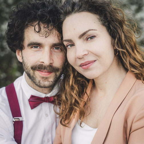 Zwei Hochzeitsfotografen im Campervan am Meer