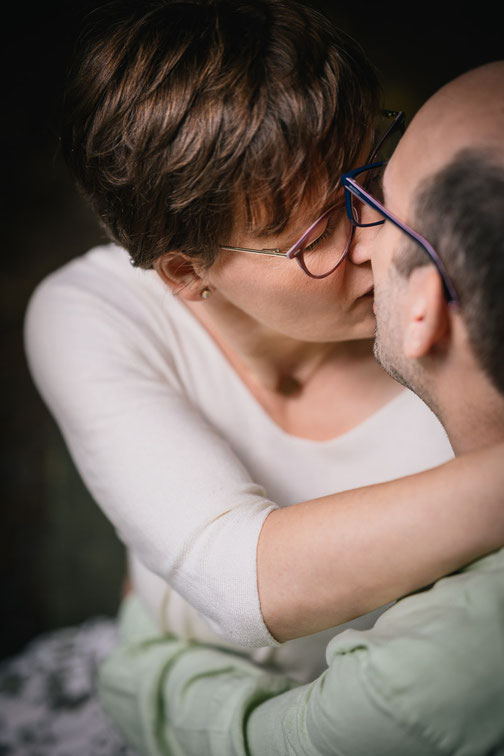Liebevolle Momente bei einem Paarfotoshooting in Duisburg.